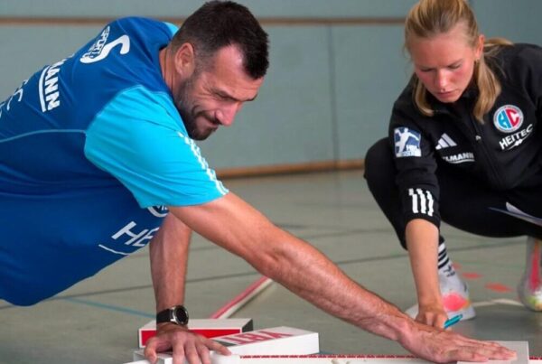 Liv Stöth, Physiotherapeutin aus Erlangen, begleitet einen Athleten bei einer sportphysiotherapeutischen Übung