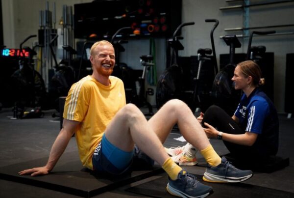 Liv Stöth, Physiotherapeutin aus Erlangen, begleitet einen Athleten beim Training in entspannter Atmosphäre