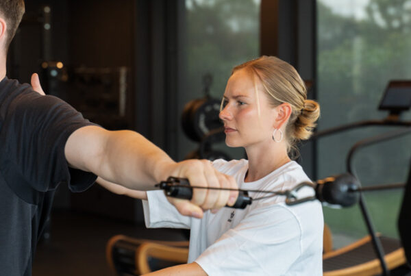 Gezieltes Krafttraining mit Seilzug unter physiotherapeutischer Anleitung