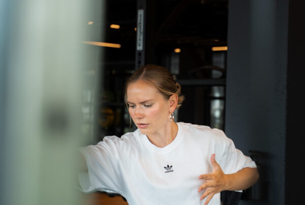 Liv Stöth, Physiotherapeutin aus Erlangen, führt eine Übung im Trainingsraum aus